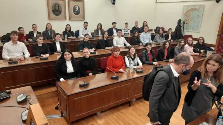 02 Επίσκεψη φοιτητών και μελών ΔΕΠ του Τμήματος Οικονομικών Επιστημών στο Γραφείο Προϋπολογισμού του Κράτους στη Βουλή (Δεκ. 2022)